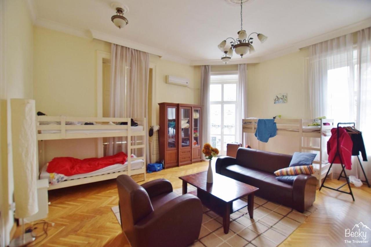 Friends Hostel & Apartments Budapest Luaran gambar